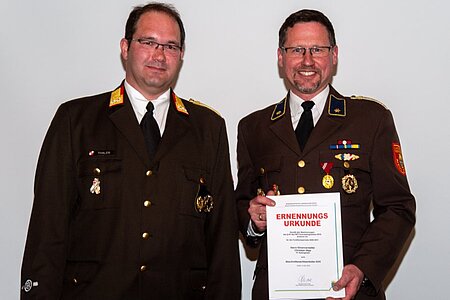 Dankesurkunden des Abschnittes Zwettl an Christian Hipp für seine langjährige Funktionärstätigkeit Dankesurkunden des Abschnittes Zwettl an Christian Hipp für seine langjährige Funktionärstätigkeit