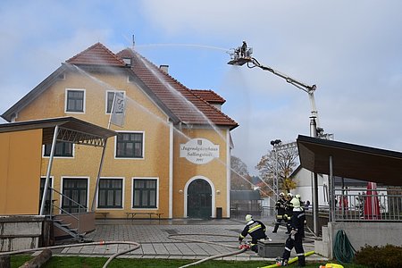 Brandbekämpfung und Schützen von umliegenden Gebäuden.