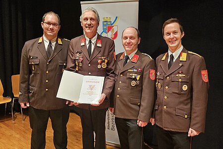 Franz Thaler, Reinhard Holzmüller, Wolfgang Weitzenböck und Benedikt Strasser bei der Verleihung der Urkunde