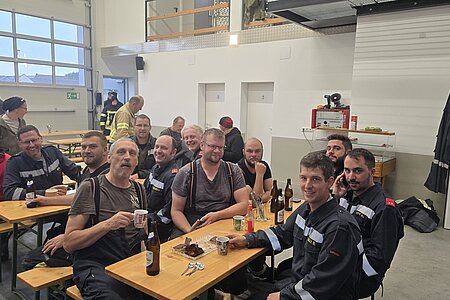 Pause beim Unterstützungseinsatz im FF Depot in Thaua