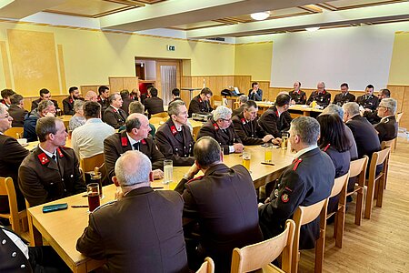 39 Kameraden und 5 unterstützende Mitglieder nahmen teil.