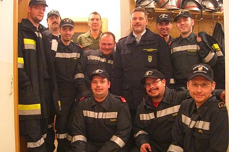 FF. Kdt Anton Hipp und Funkwart LM Harald Zauner freuten sich über das rege Interesse der Feuerwehrmänner an der neuen Funktechnik der Feuerwehren