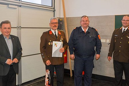 Verdienstzeichen 2. Klasse in Silber des Niederösterreichischen Landesfeuerwehrverbandes an EHBI Anton Hipp