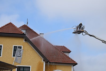 Brandbekämpfung mittels Hubsteiger.