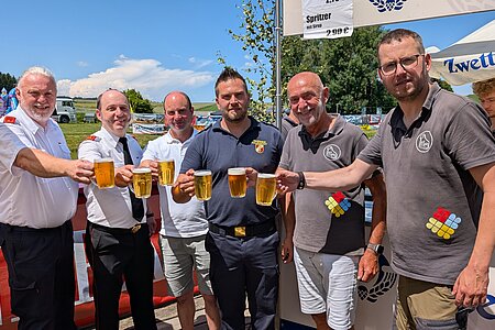 Vlnr: Franz Danzinger, Kommandant Wolfgang Weitzenböck, Harald Thaler, Michael Fichtinger, Bürgermeister Josef Schaden und Verschönerungsvereins-Obmann Markus Rabl genießen das herrliche Sommerwetter am Teich.