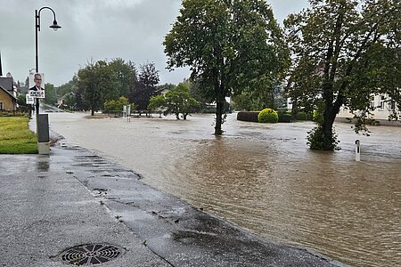 Thaya in Limbach bis auf die Straße über die Ufer getreten