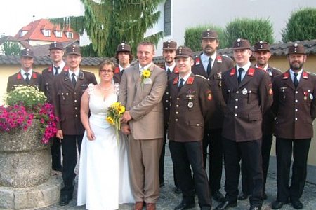 Die Kameraden der FF Sallingstadt gratulierten den frischgetrauten Paar Heidi und Franz Danzinger