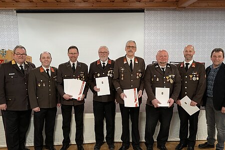 vlnr.: Landesfeuerwehrrat Ewald Edelmaier, Kommandant Wolfgang Weitzenböck, Christian Hipp, Franz Danzinger, Reinhard Holzmüller, Roman Wagner, Franz Schaden und GfGR Gerhard Grünbeck vlnr.: Landesfeuerwehrrat Ewald Edelmaier, Kommandant Wolfgang Weitzenböck, Christian Hipp, Franz Danzinger, Reinhard Holzmüller, Roman Wagner, Franz Schaden und GfGR Gerhard Grünbeck