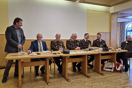 Feuerwehrreferent Gerhard Grünbeck bedankt sich für die geleistete Arbeit im letzten Jahr