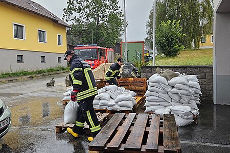 Befüllung der Sandsäcke zur raschen Verwendung