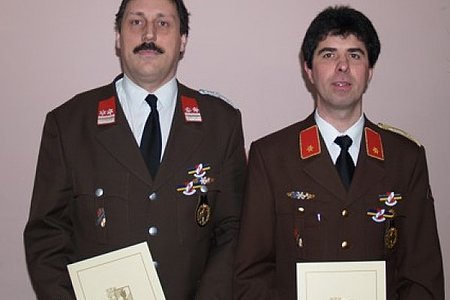 OBM Reinhard Holzmüller und BI Manfred Allinger (FF Schönfeld)  erhielten das Ausbilderverdienstabzeichen in Gold