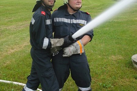 Thomas Russ und Roman Wagner bei der simulierten Brandbekämpfung im Rahmen der Unterabschnittsübung in Großreichenbach