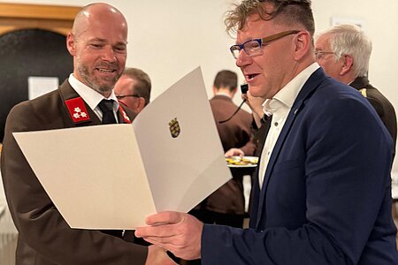 Ehrenzeichen für vieljährige verdienstvolle Tätigkeit für 25 Jahre für Franz Schaden durch Bezirkshauptmann Markus Peham Ehrenzeichen für vieljährige verdienstvolle Tätigkeit für 25 Jahre für Franz Schaden durch Bezirkshauptmann Markus Peham
