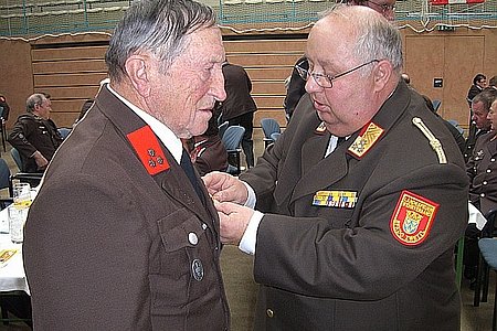 OBR Gerwalt Brandstötter überreicht Leopold Zauner das Ehrenzeichen für 70 Jahre verdienstvolle Tätigkeit